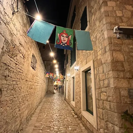 Maja Apartament *